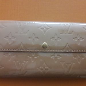 nude vernis LV wallet